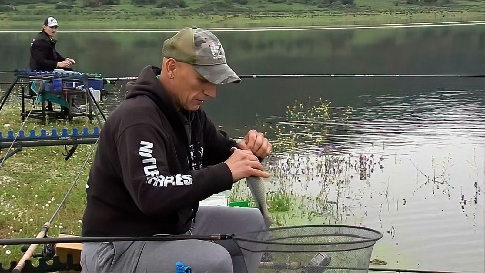 Al coup y con cebador, practicando dos estilos de pesca en un mismo embalse