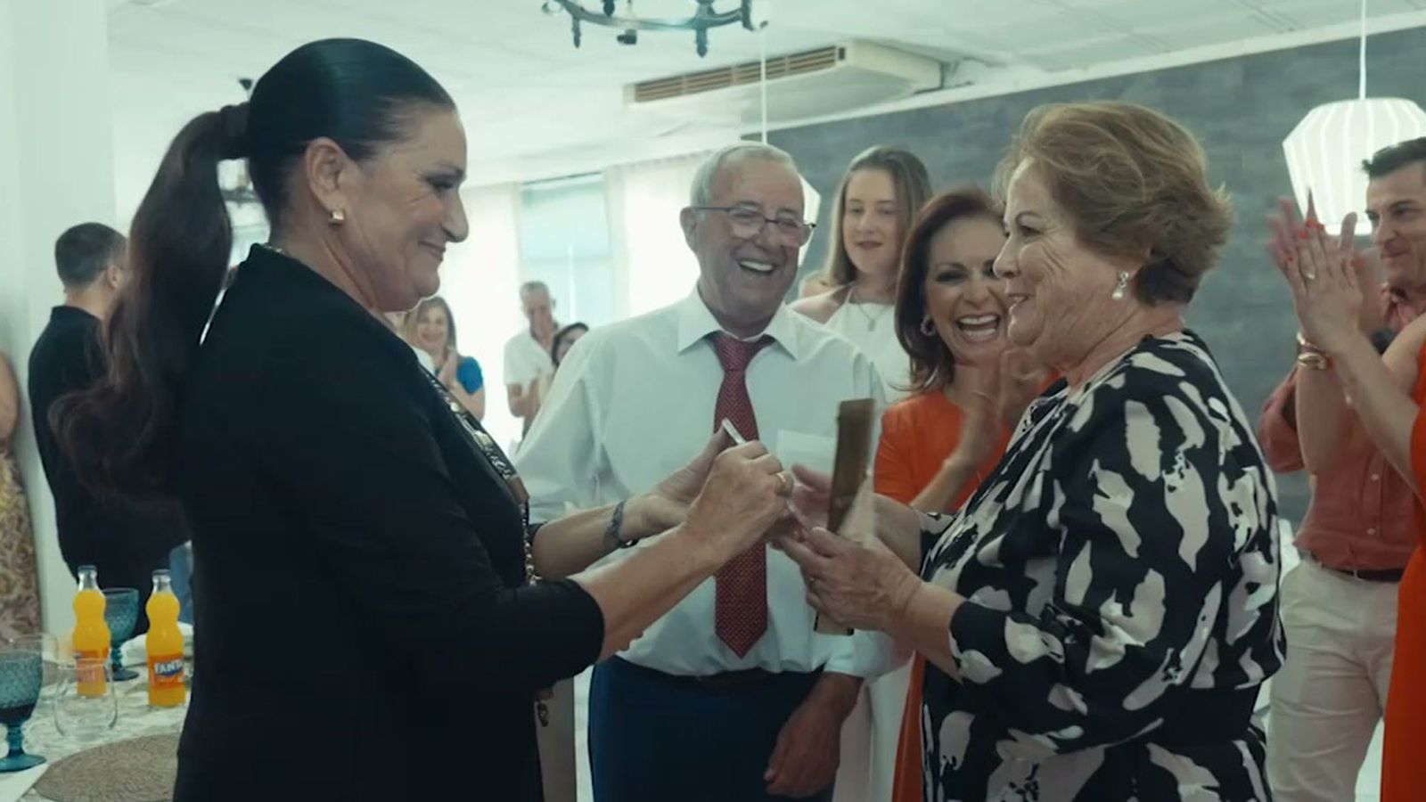 Las Carlotas emocionan a los novios con sus sevillanas 'Las bodas de Oro'