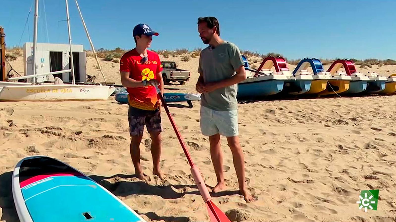 En Isla Cristina nos medimos en una carrera de páddel surf al campeón Augusto García