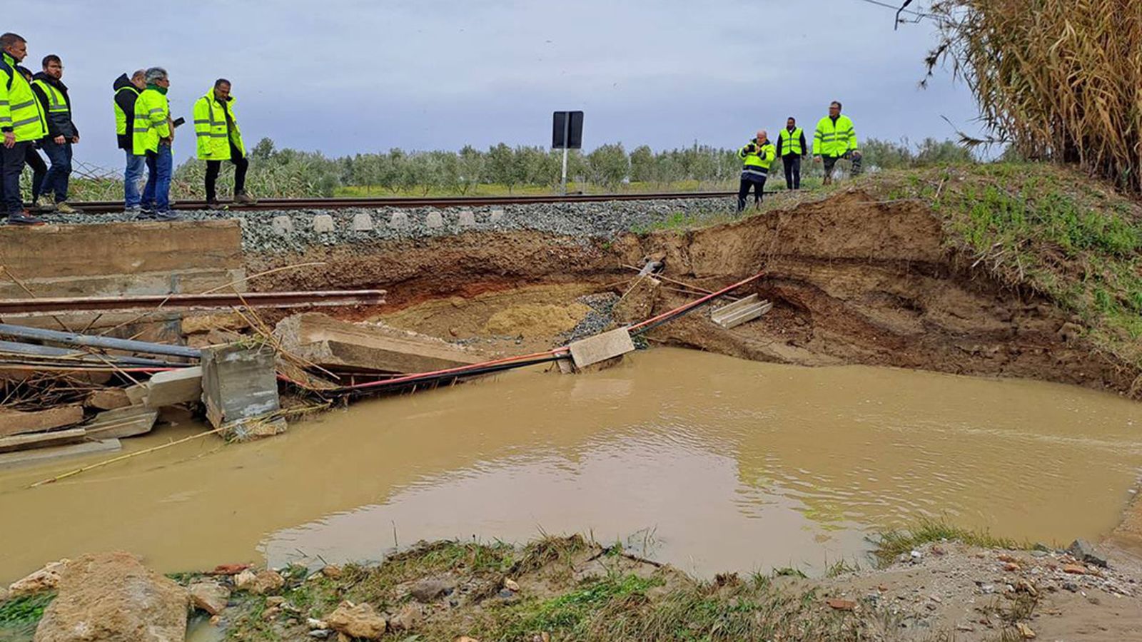 agua en la vía de tren Sevilla - Huelva