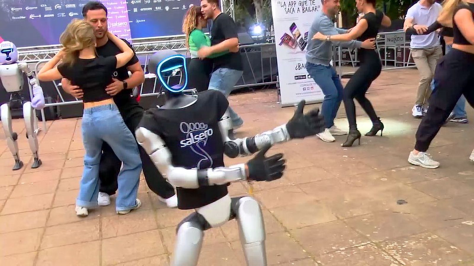 Robots humanoides impresionan a ritmo de bachata ante expertos y empresas