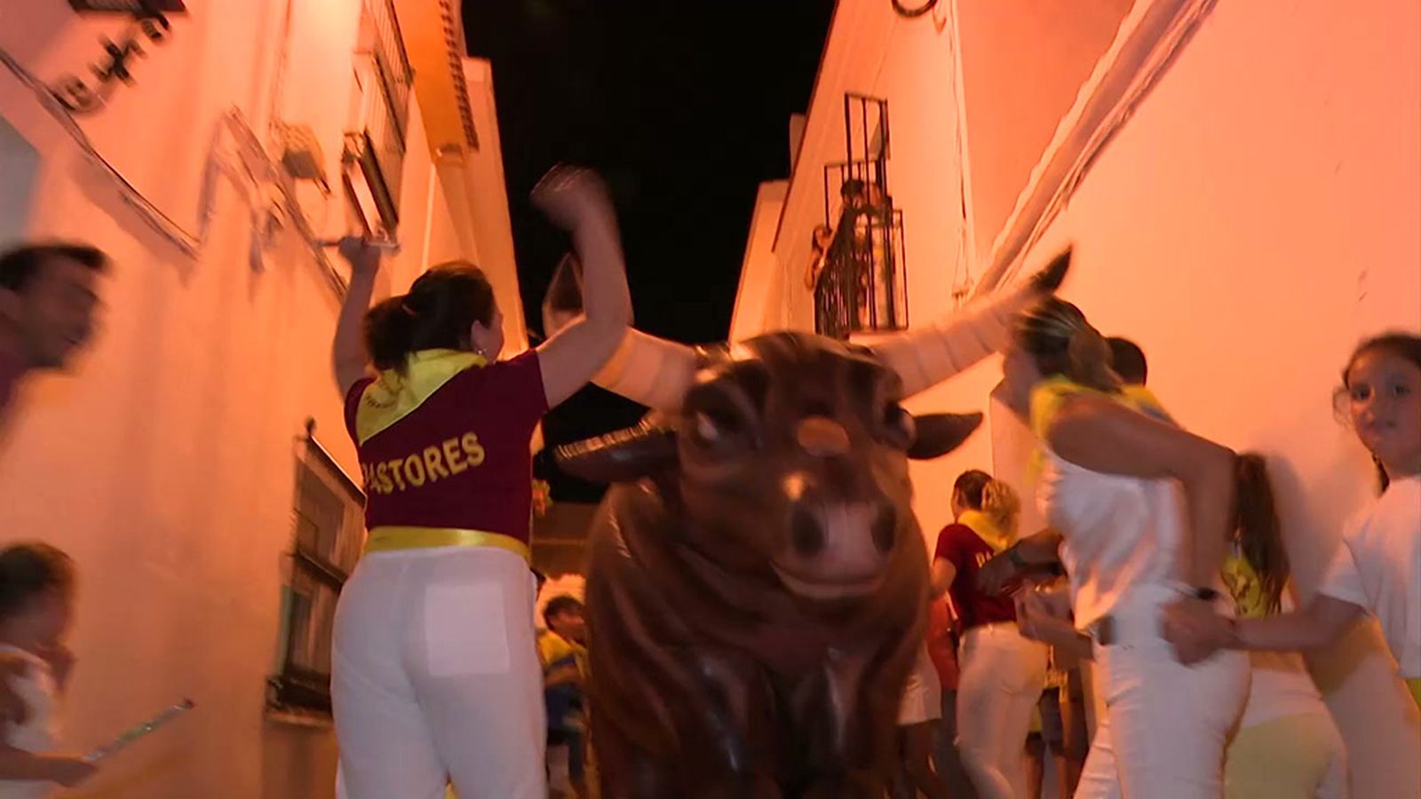 Más risas que miedo, en el encierro de los Sanpedrines de Sanlúcar la Mayor