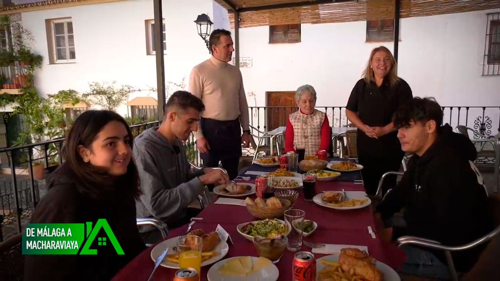 En Macharaviaya ha montado el único bar-restaurante con productos de la Axarquía