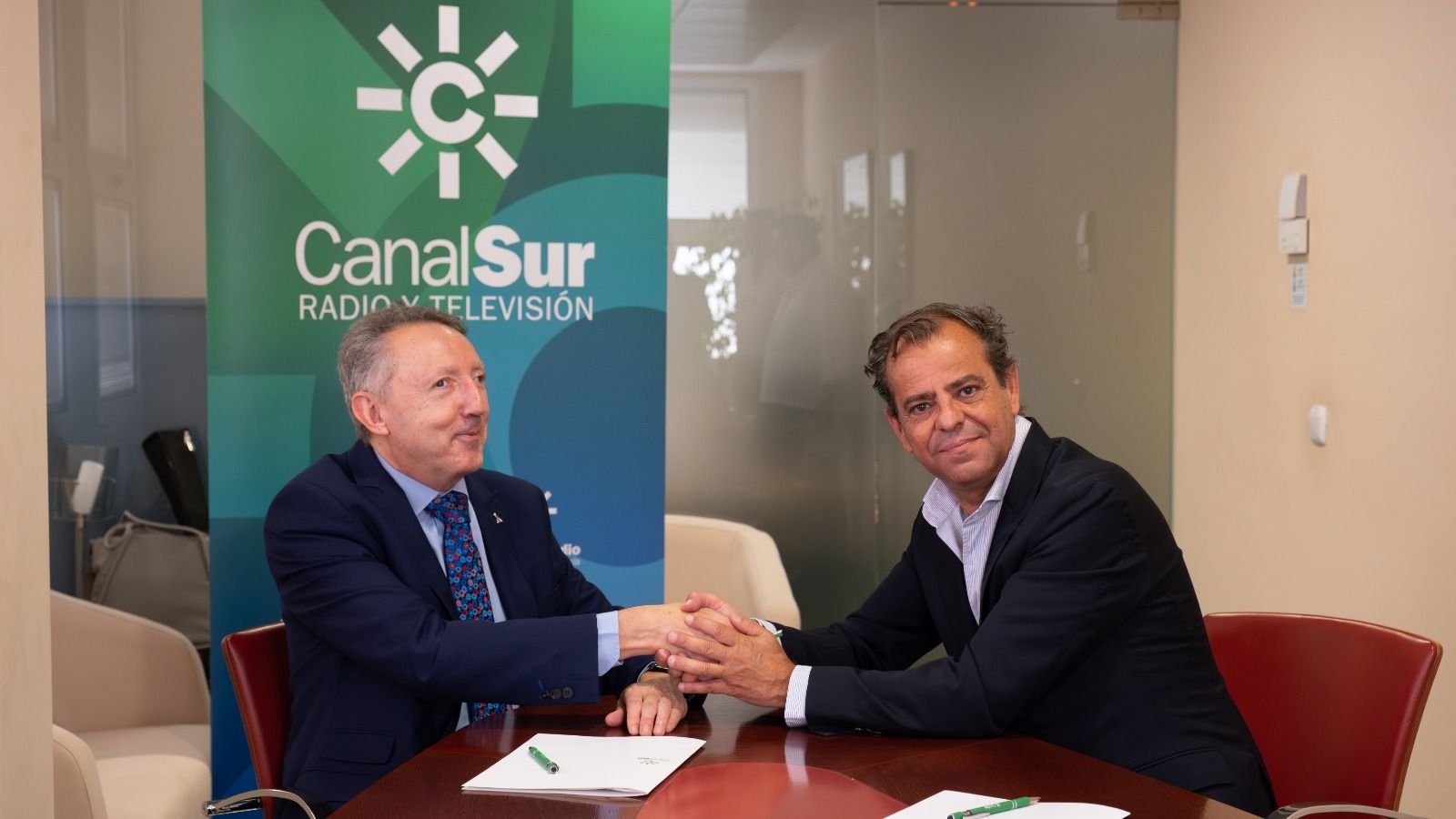 Cristóbal Martínez y Juande Mellado, sellando el acuerdo