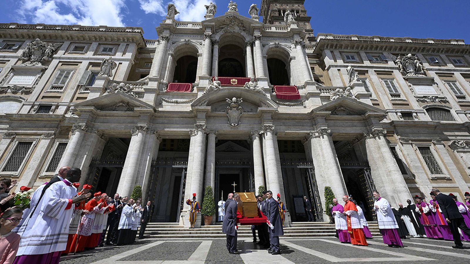 El féretro del papa anta Santa María la Mayor