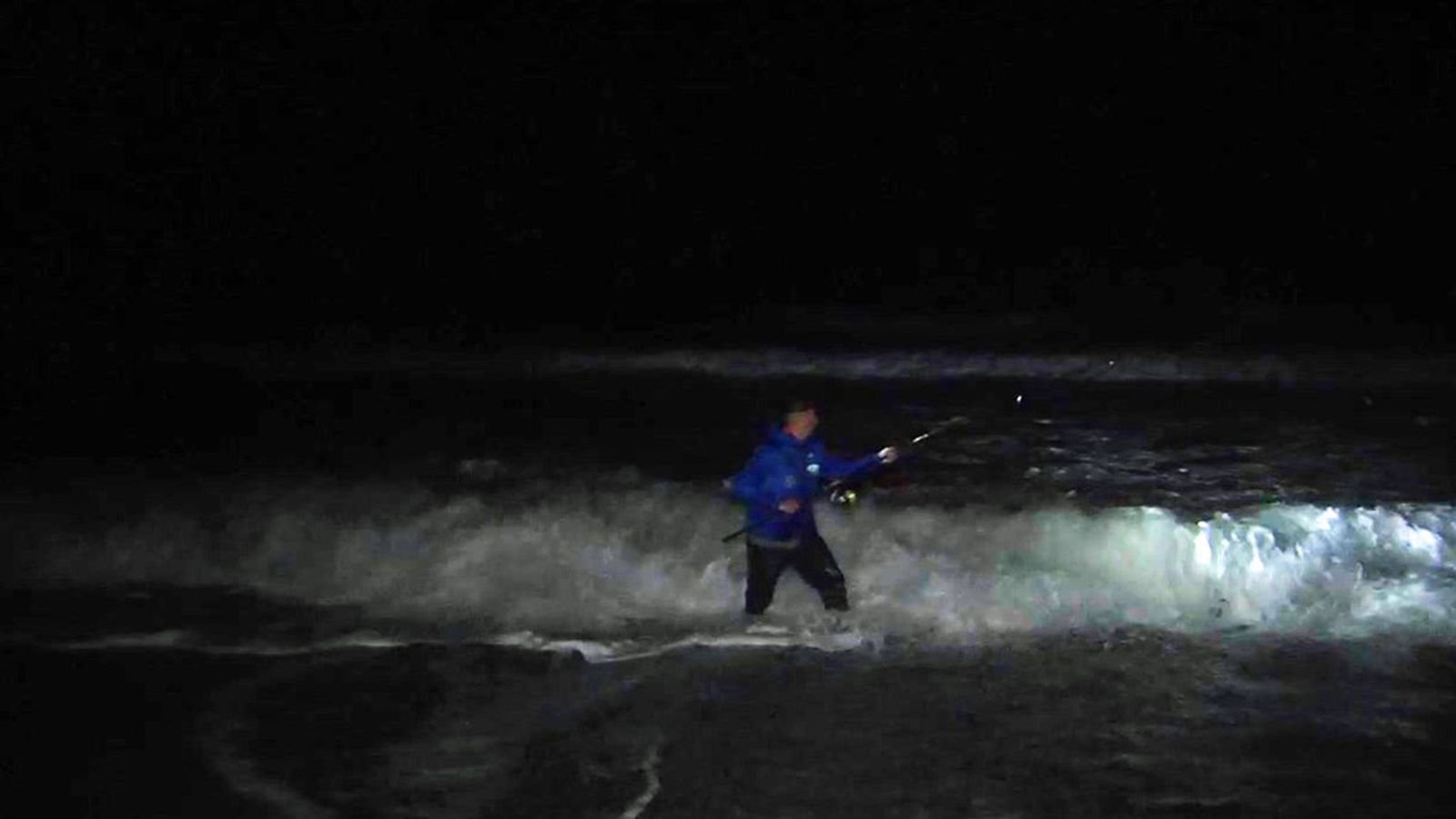 Una noche de pesca con temporal de levante en La Línea de la Concepción