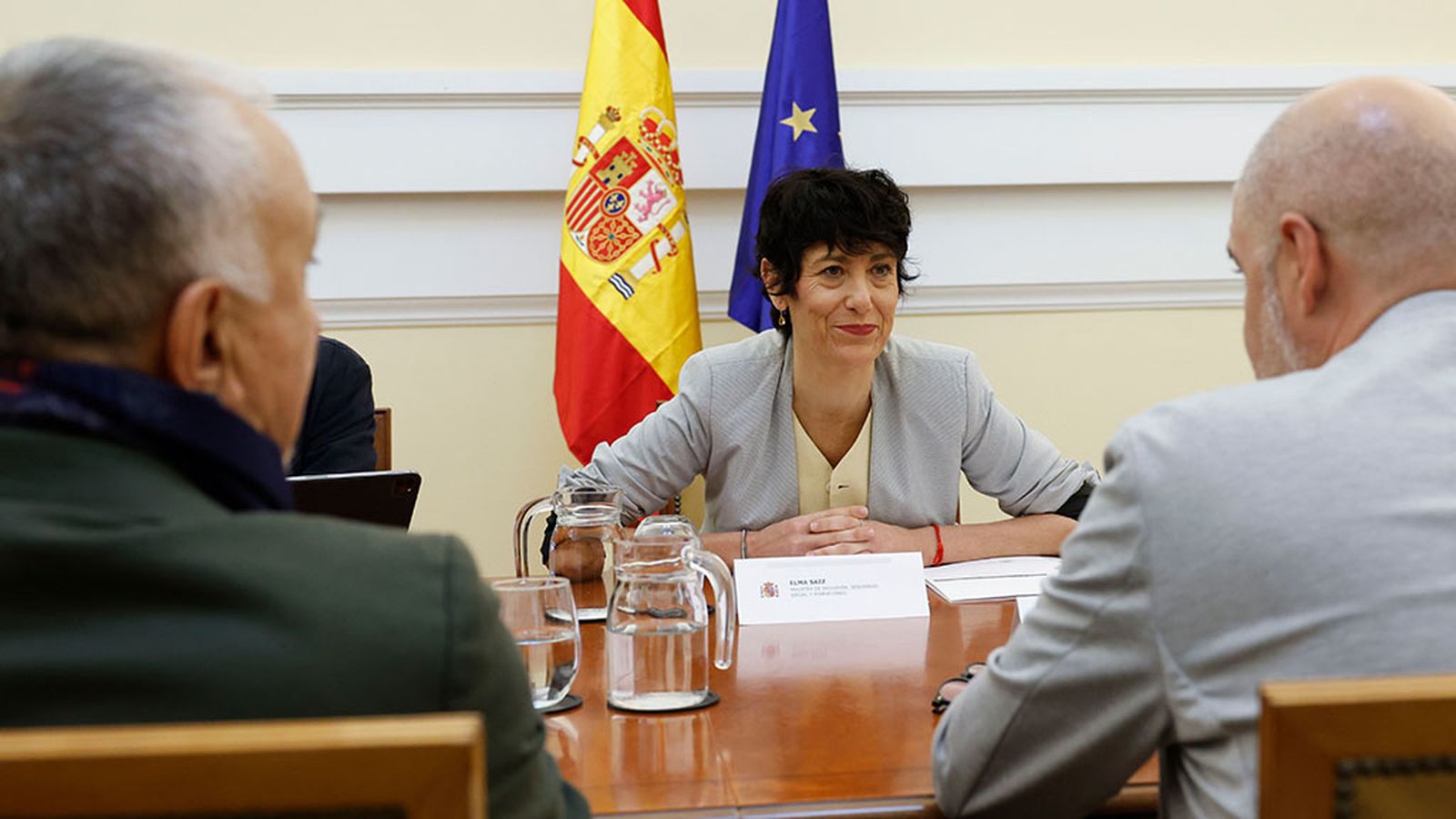 Elma Saiz se reúne con los secretarios generales de UGT y CCOO