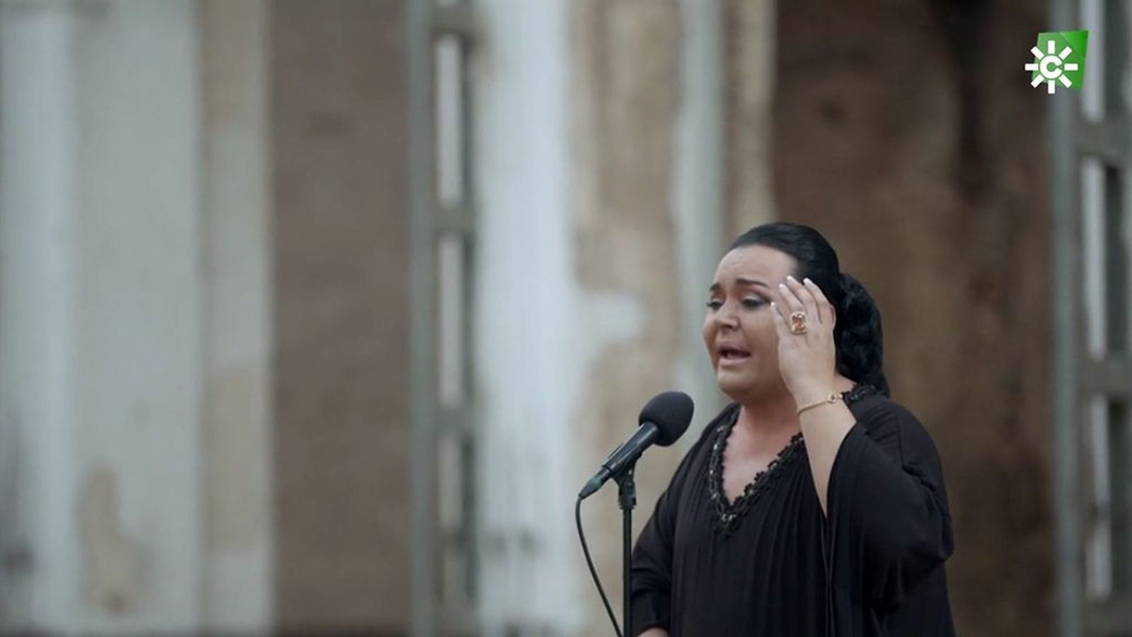 Falete interpreta Háblame del amor, marinero e Historia de un amor
