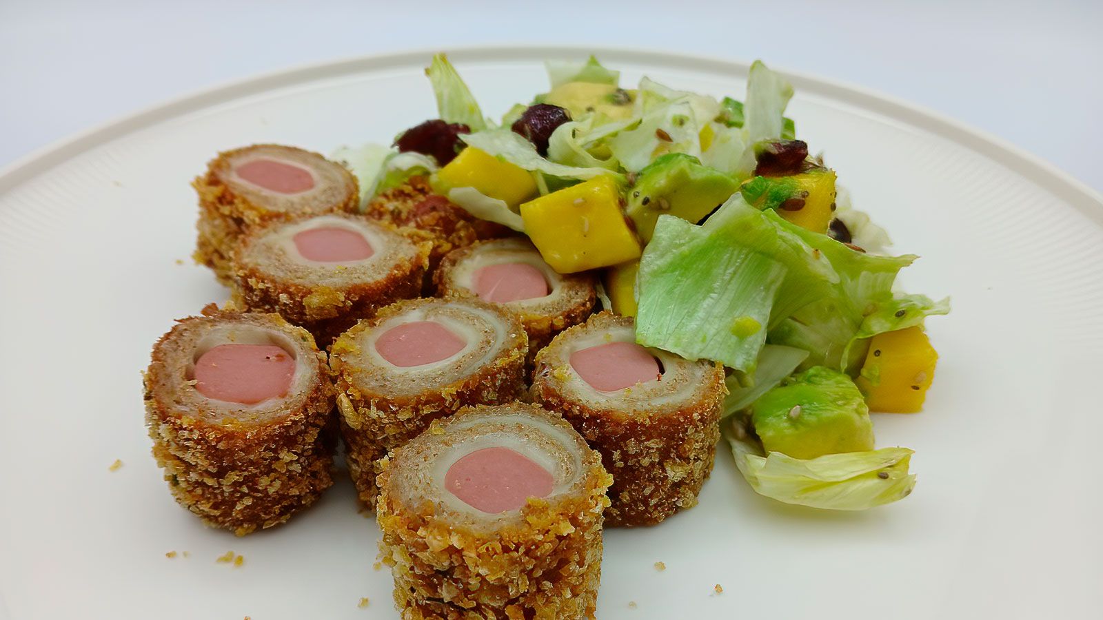 "Cómetelo", flamenquín de salchicha y ensalada de mango