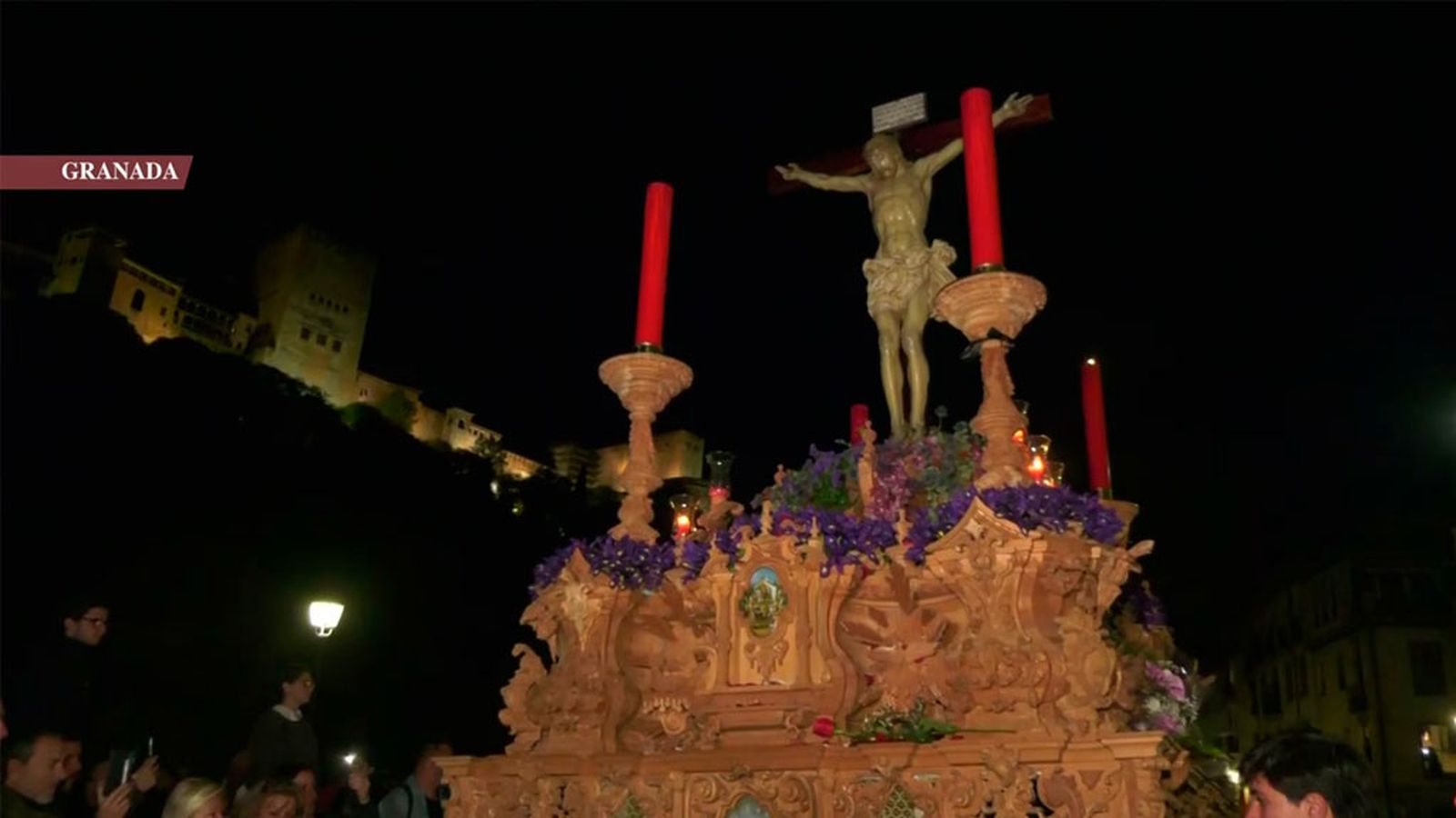 Emoción a flor de piel con la saeta dedicada al Cristo de los Gitanos con Alhambra al fondo