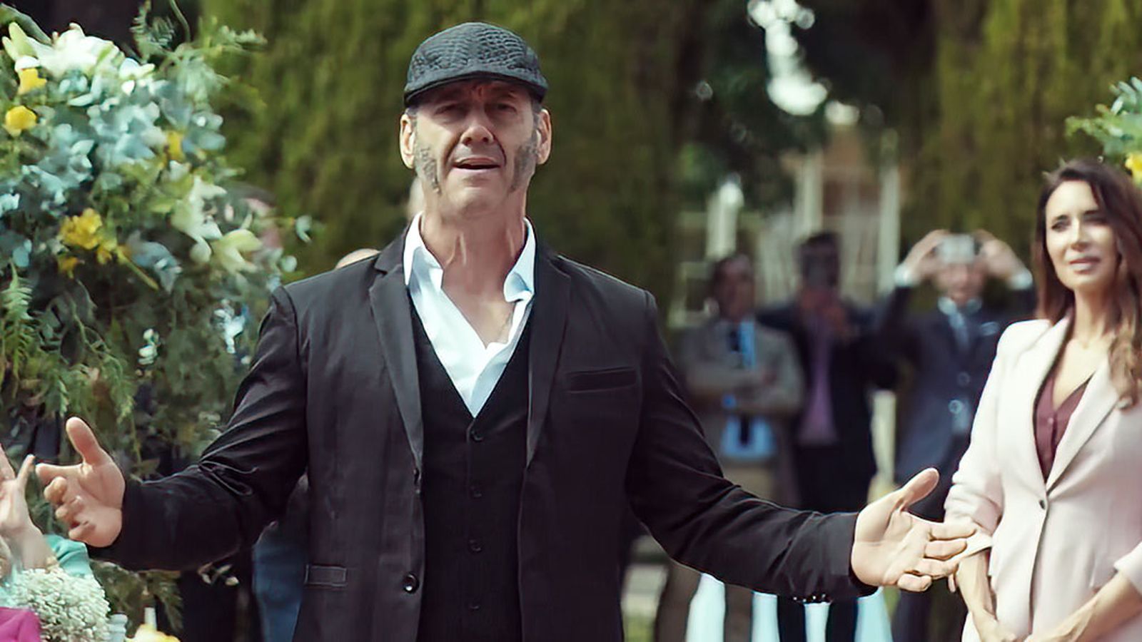 Paco candela canta a capela  'Al fin llegó el día' ante unos novios emocionados