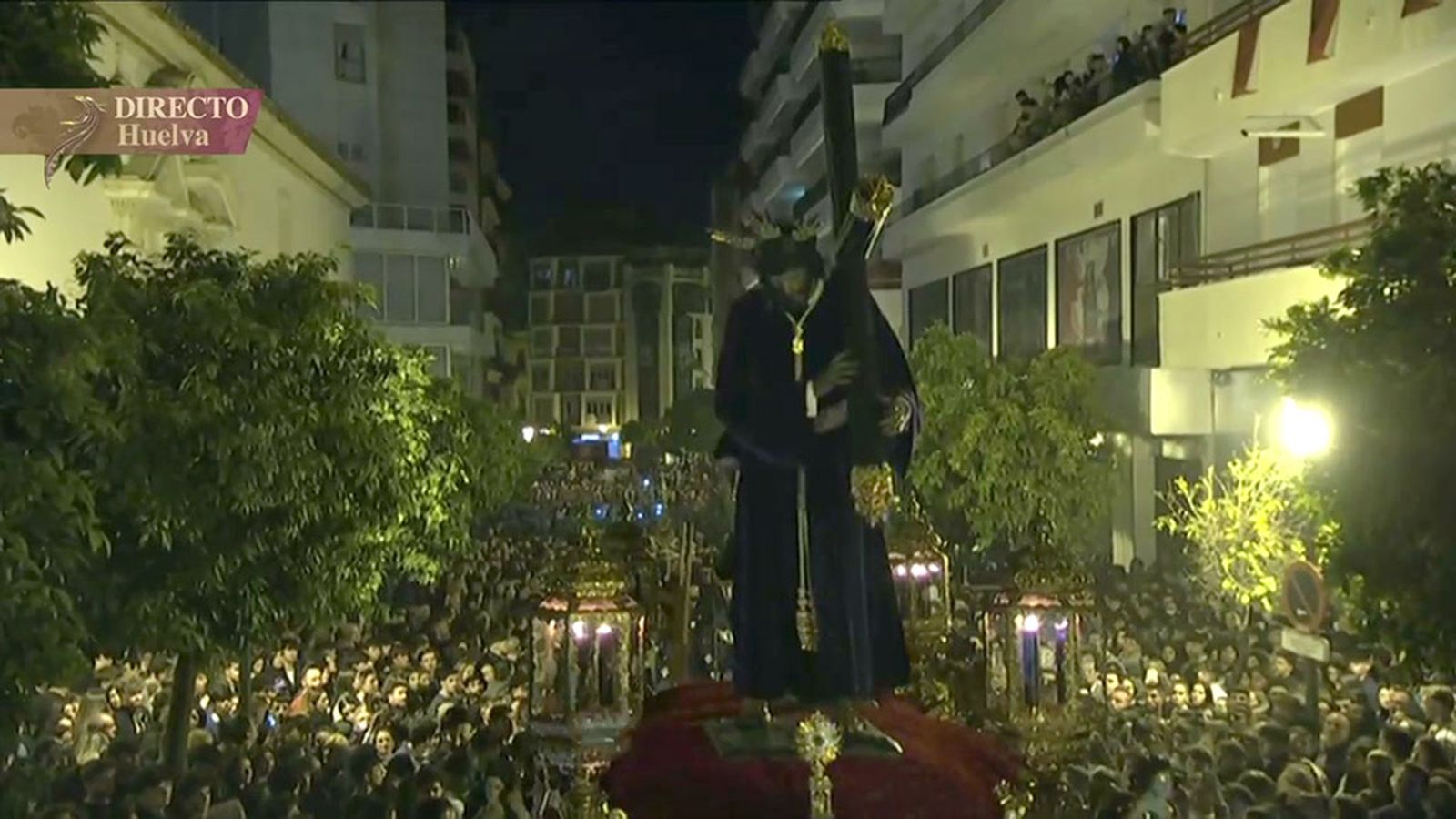 El Nazareno de Huelva llena de entusiasmo en su salida, a miles de fieles