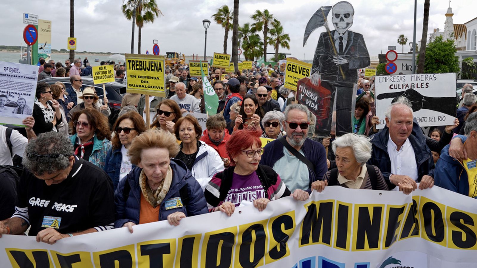 Colectivos sociales y ecologistas reclaman en Sanlúcar frenar los vertidos al Guadalquivir
