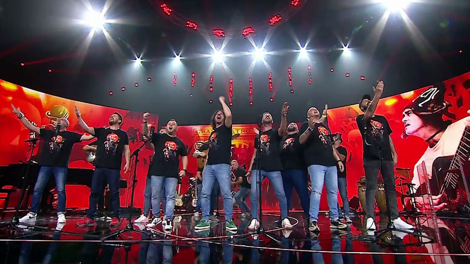 Emotivo homenaje de La Banda del Capintán Veneno a Manuel Carrasco