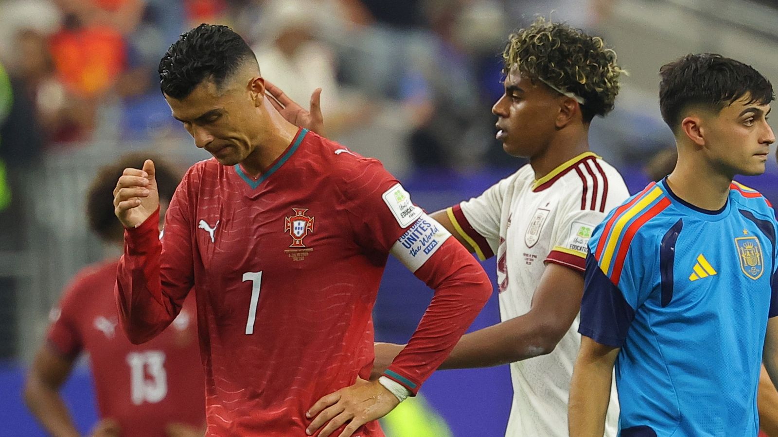 Lamine consuela a Romaldo.