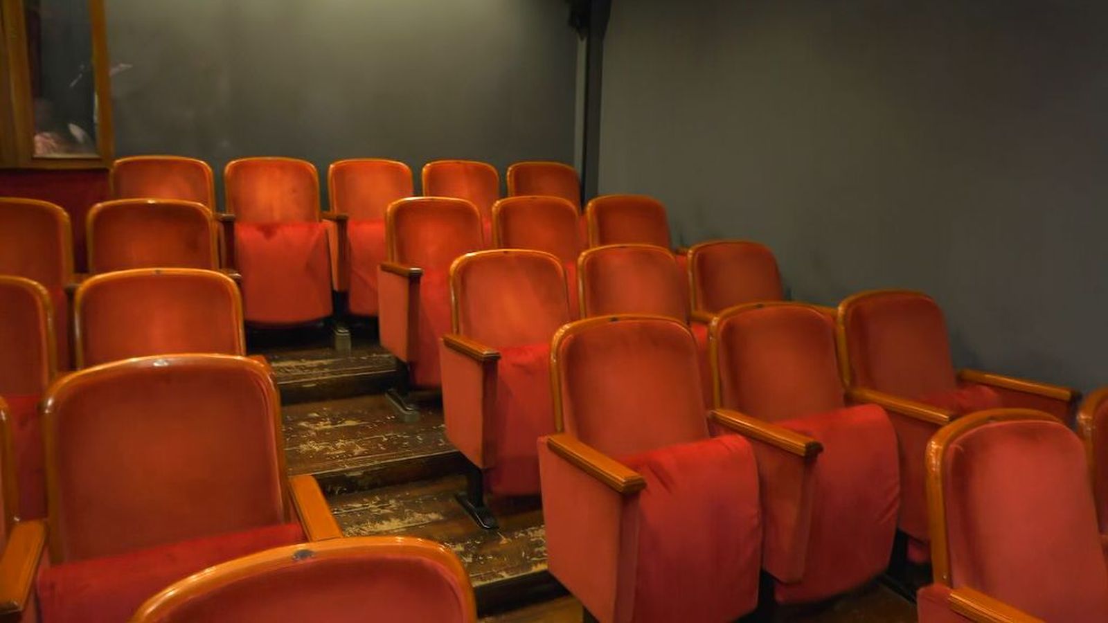 El teatro más pequeño de España late entre los puestos del mercado de Triana