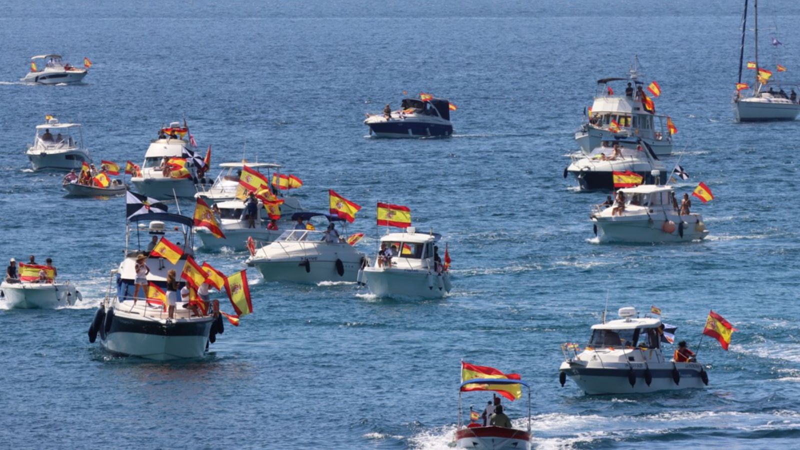 La armada de la solidaridad apoya a los ceutíes desde el mar