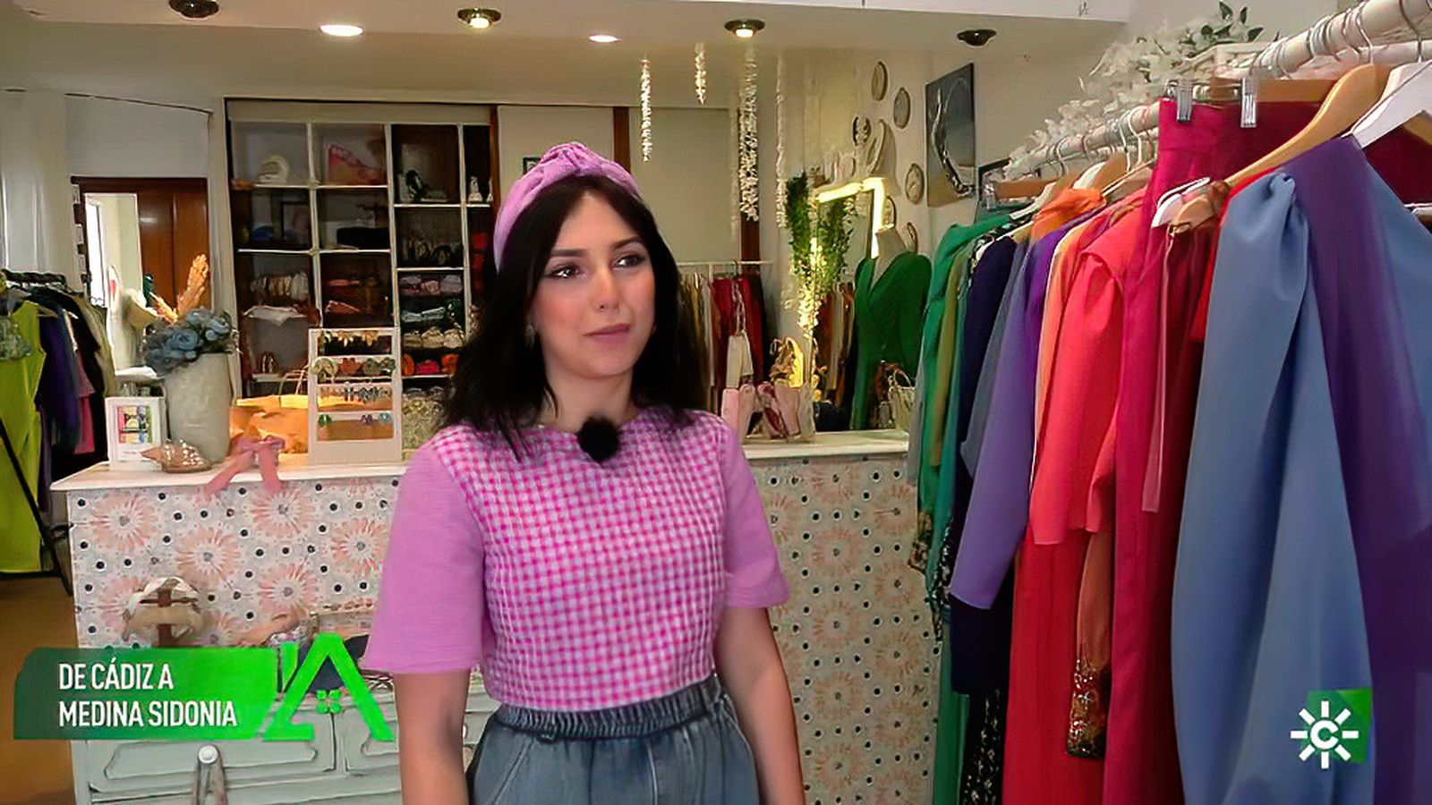 Tiene su propia marca de ropa y su taller en Medina Sidonia desde donde vende sus modelos por todo el mundo