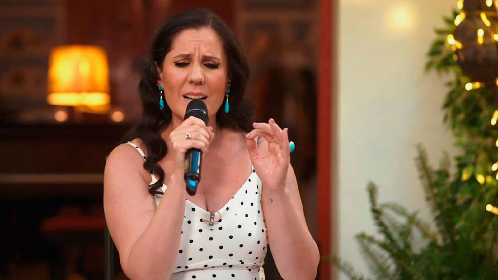 Diana Navarro canta su original versión de la célebre La loba