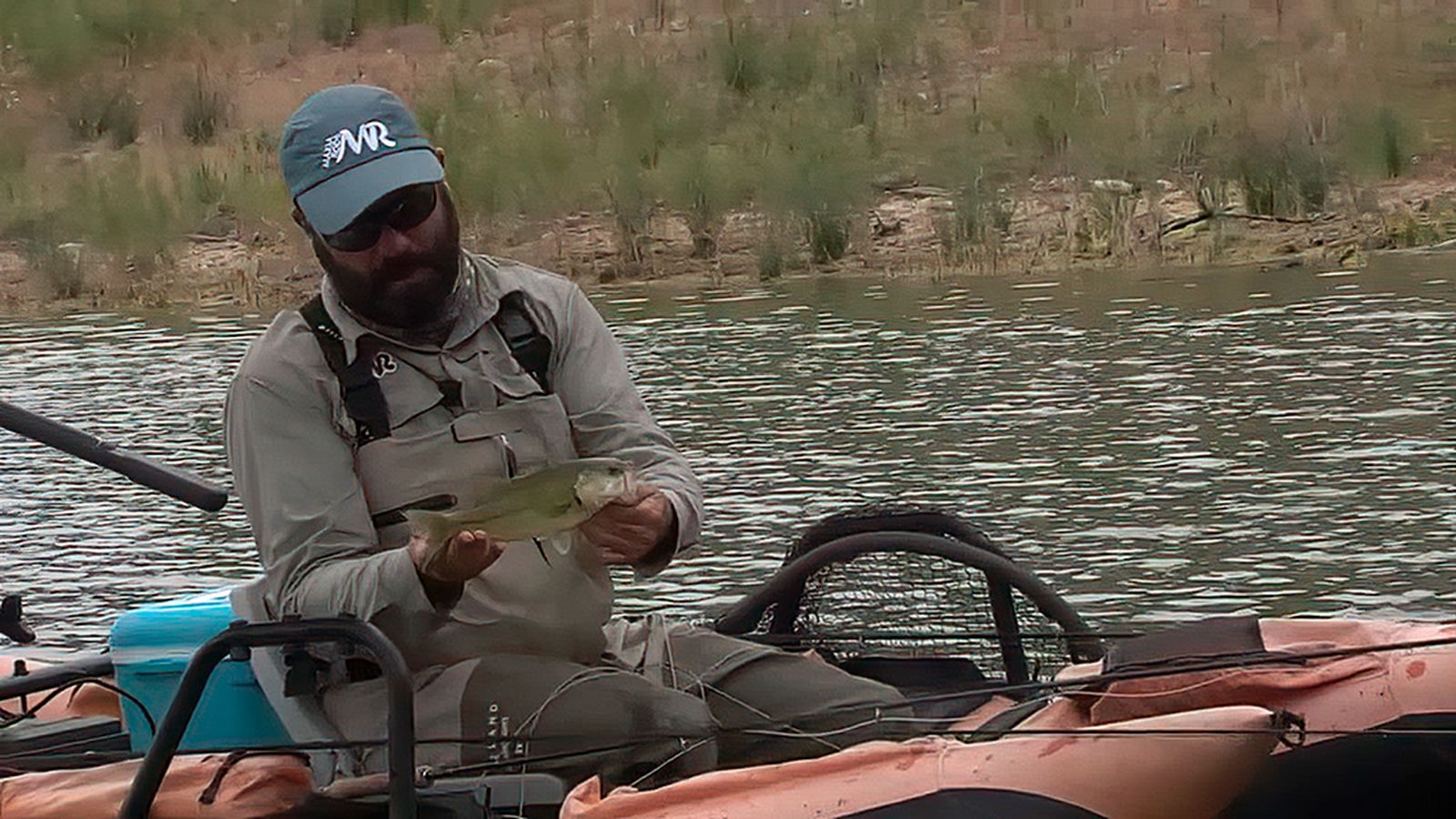 Pescando black-bass a mosca desde catamarán