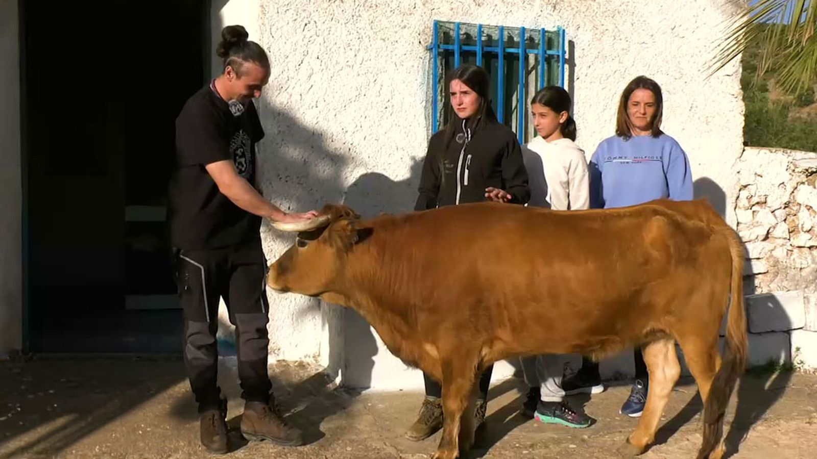 Es vendedor ambulante en Beas de Segura y vende productos típicos de la zona