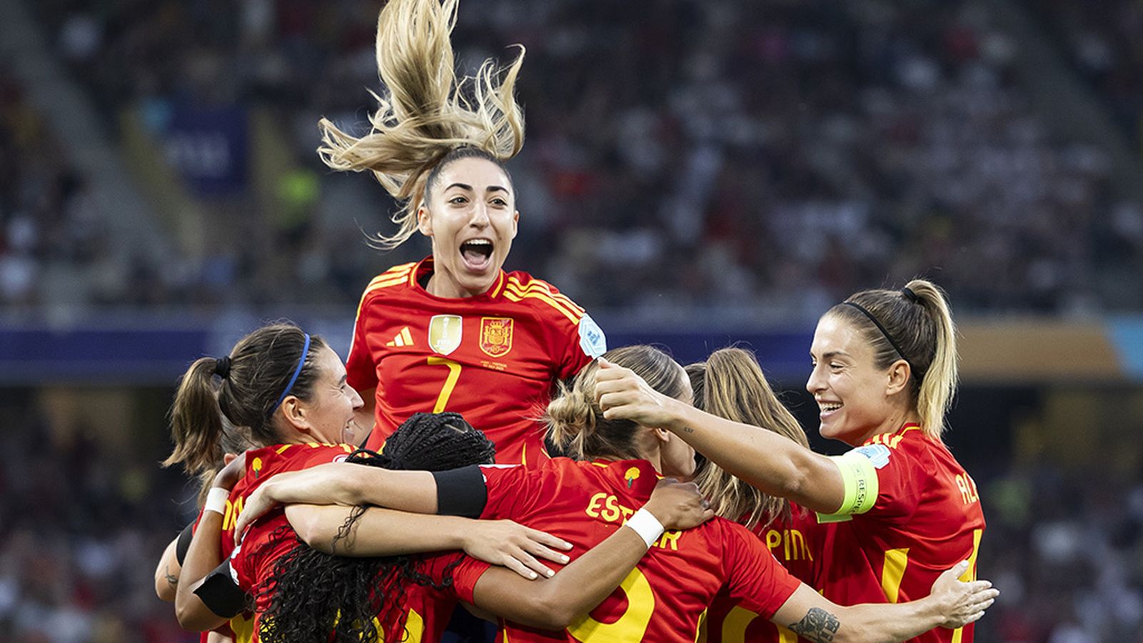 España arrolla a Portugal