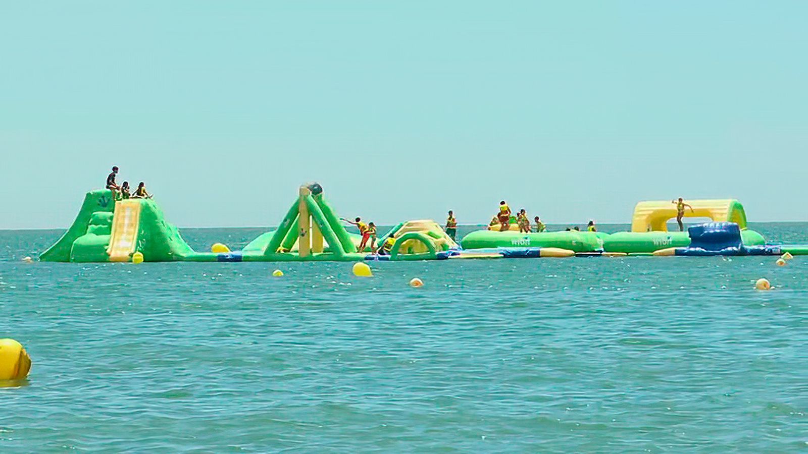 Chapuzones y diversión en el parque acuático flotante de La Antilla
