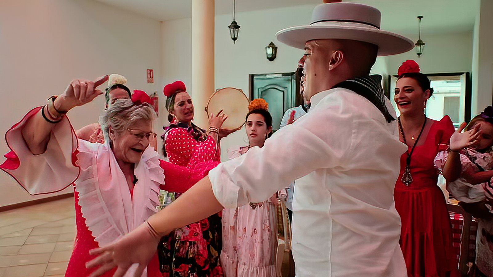 La familia de la abuela Antonia la sorprende con una fiesta rociera