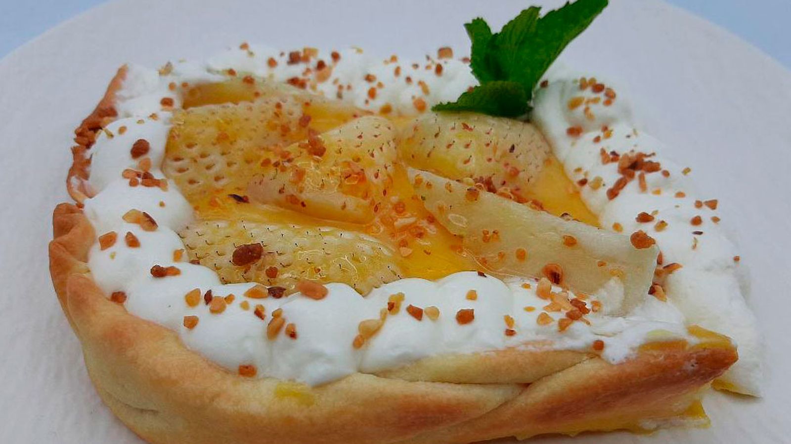 Cómetelo. Tarta de naranja con pineberrys  04/03/22    1024x576