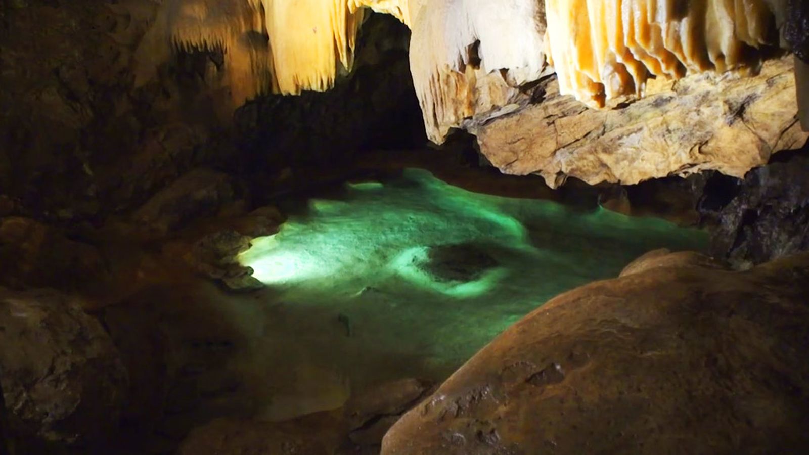 Este otoño viaja al centro de la tierra en las Grutas de las Maravillas