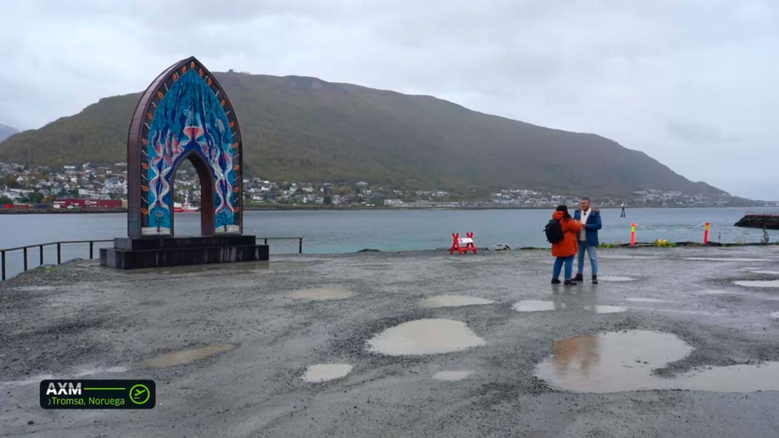 María José, malagueña, nos recibe en el monumento 'La puerta al Océano Ártico' en Tromsø