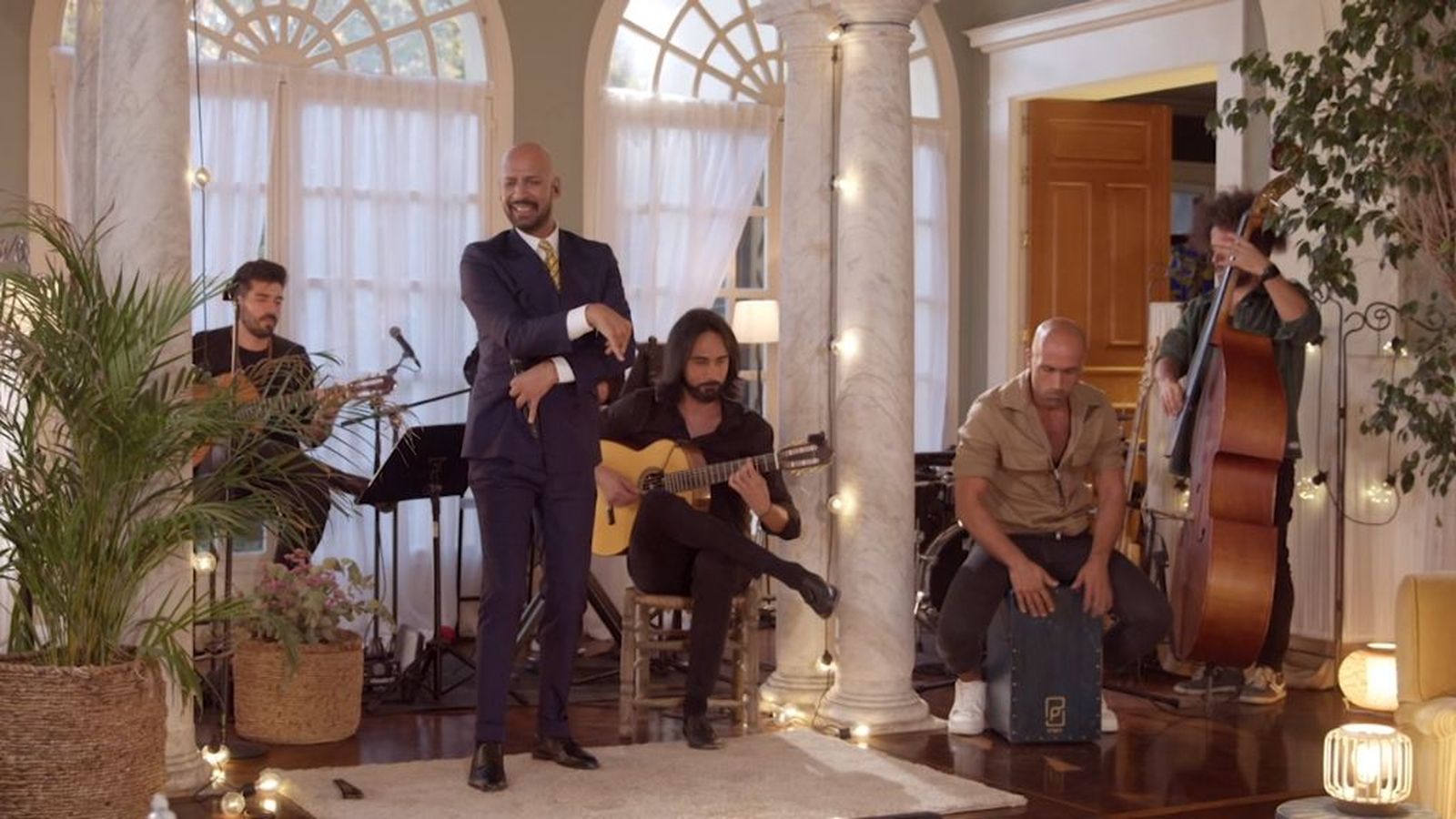 El jerezano Fernando Soto canta, baila y disfruta 'Mía', una canción del compositor mexicano Felipe Bermejo