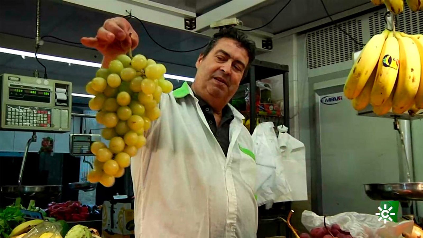 De compras navideñas en el Mercado Central de Abastos de Cádiz