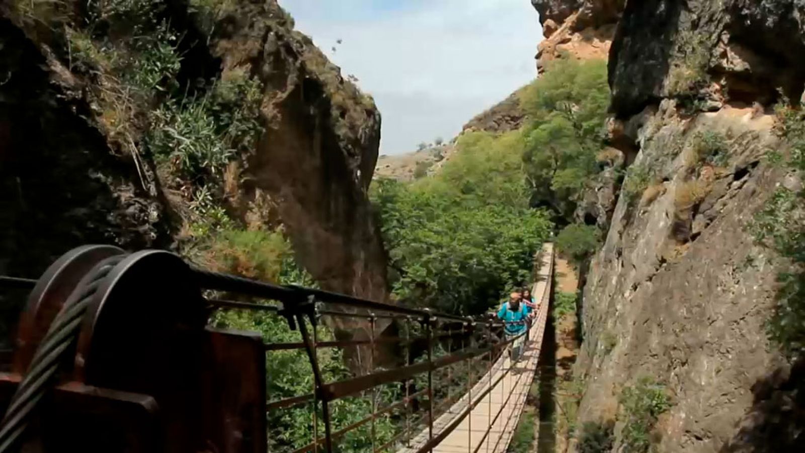 La ruta de los Cahorros en Monachil discurre entre montañas, ríos y cascadas
