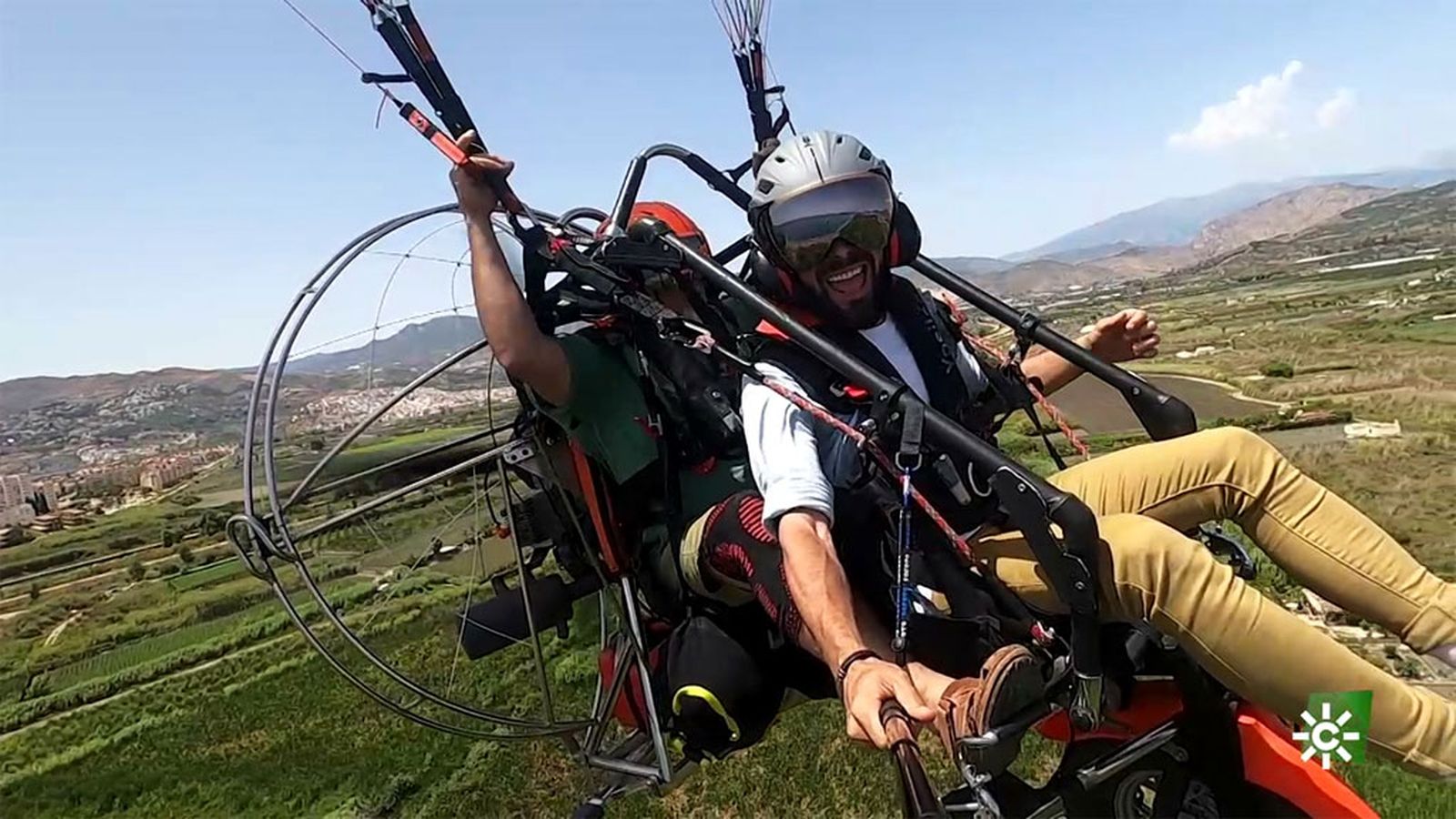 Un espectacular vuelo en paramotor sobre Almuñécar