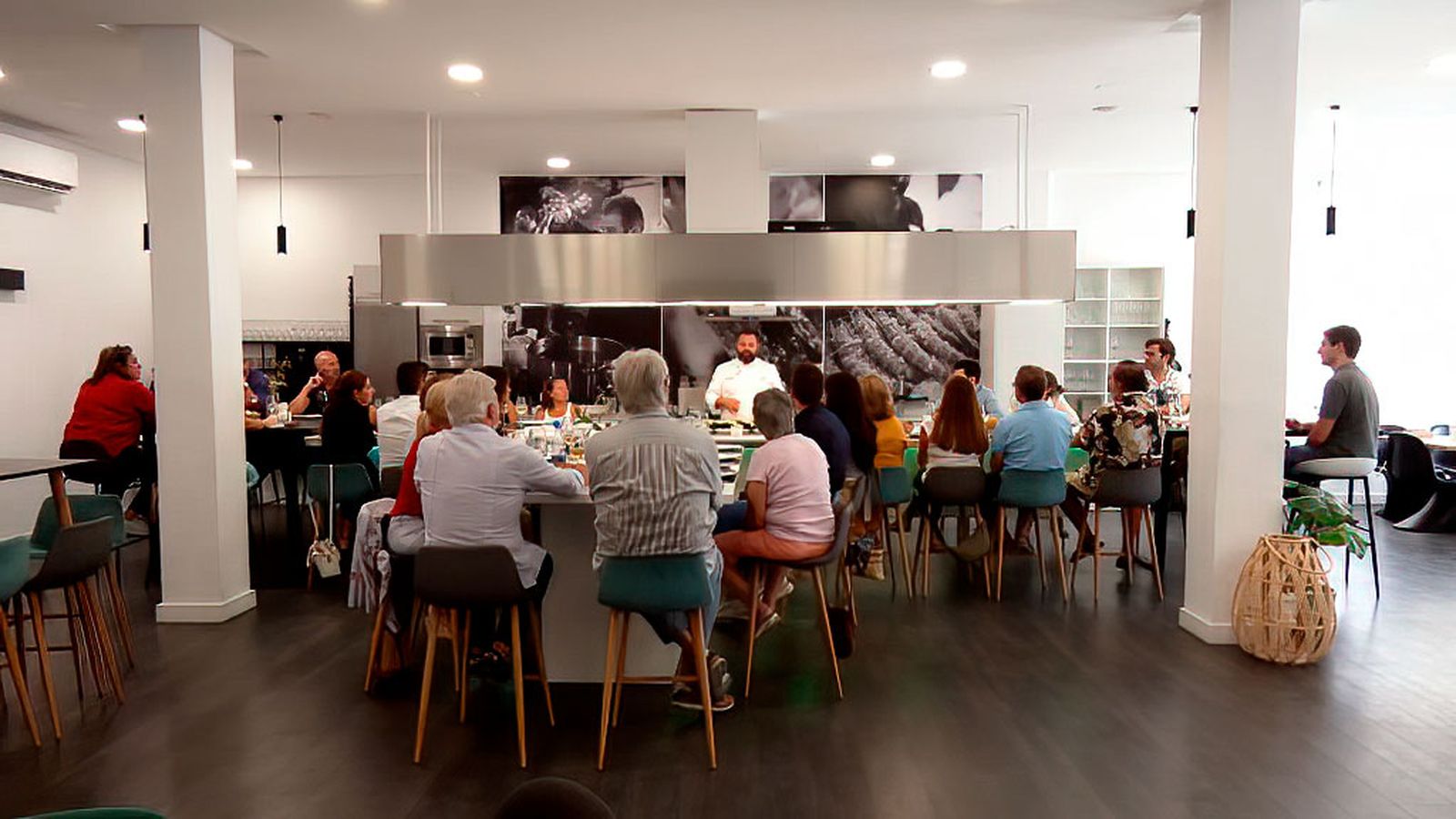 Jesús Márquez convierte la cocina en un espectáculo: el 'show cookin' de Décimo Arte