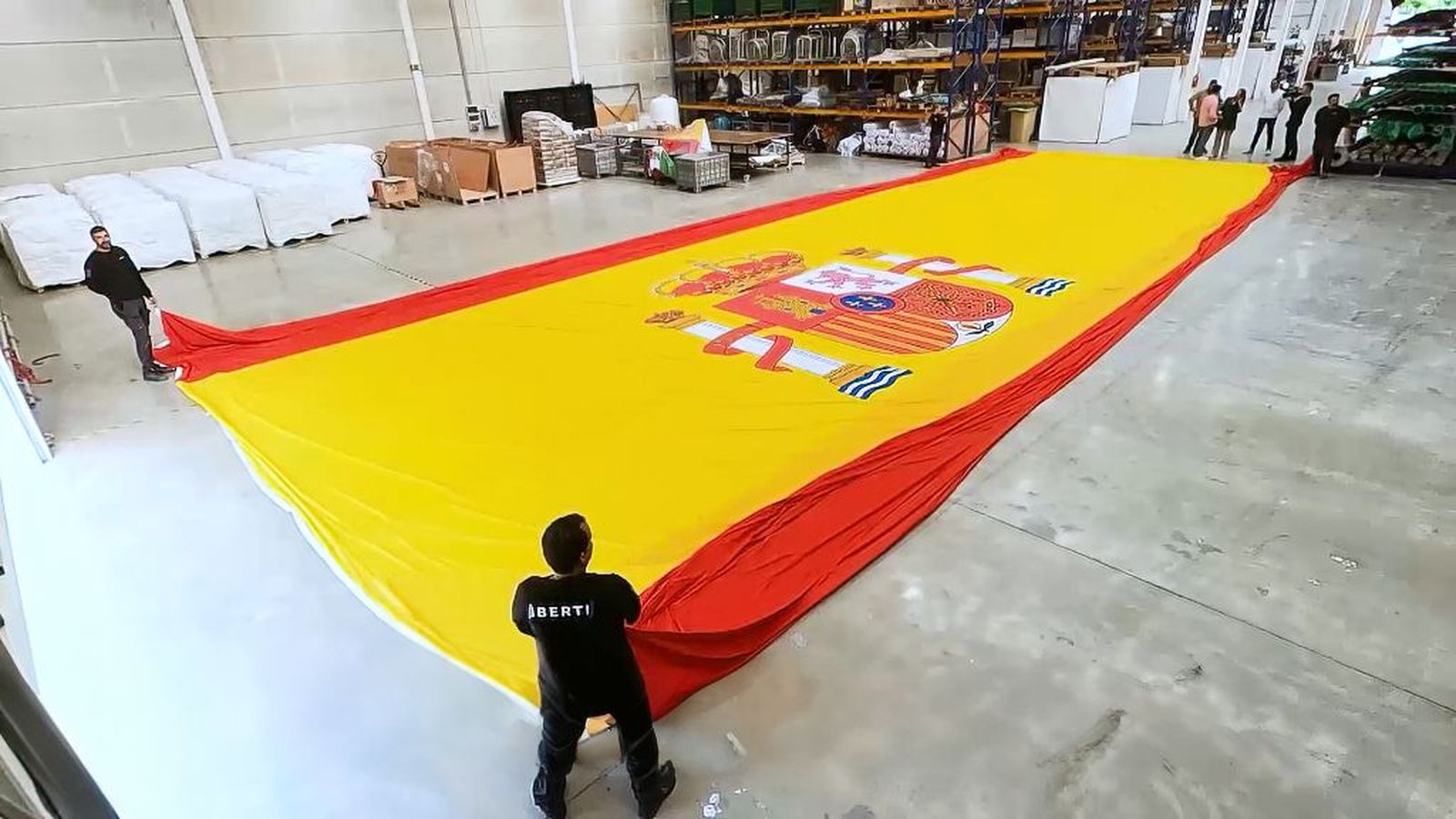 Confeccionan la bandera de España más grande, que ya viaja camino de Jerez