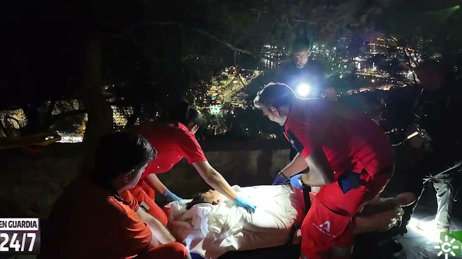 Vamos con la Policía Nacional a rescatar a dos jóvenes borrachos tirados en la calle