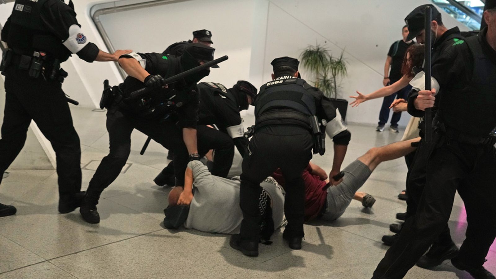 Incidentes en el aeropuerto de Bilbao a la llegada de los activistas de la Flotilla Global Sumud