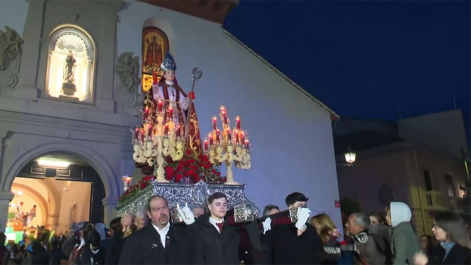 Dúrcal estalla en luces y devoción: San Blas regresa en procesión triunfal con fuegos artificiales