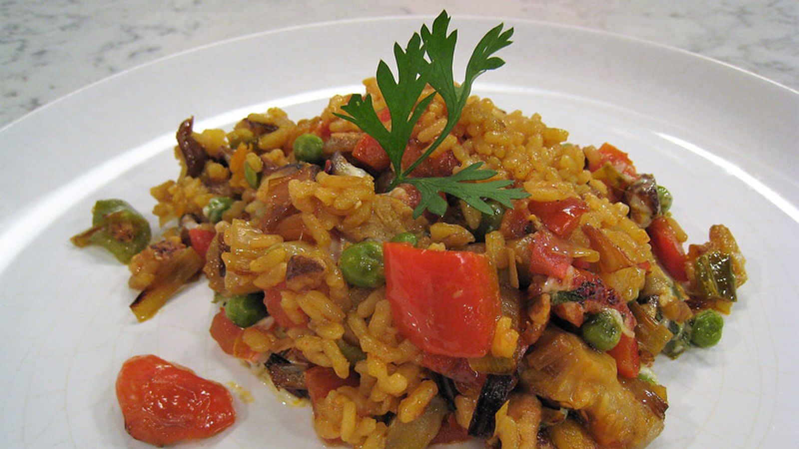 Cómetelo | Arroz al horno con setas y verduras 800x450