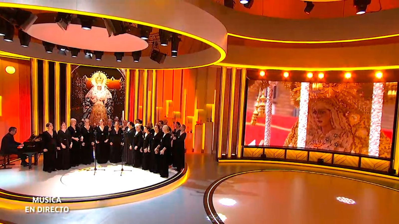 'Coronación de la Macarena' con Reyes León y sus alumnas del coro de castañuelas y al piano con Germán García