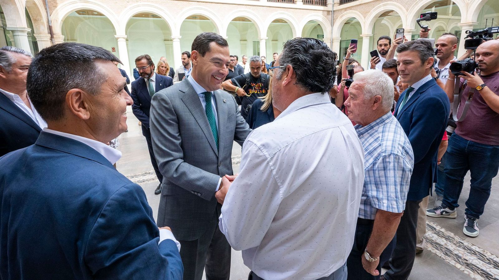 Juanma Moreno se reúne con los alcaldes de las localidades de Granada afectadas por los terremotos