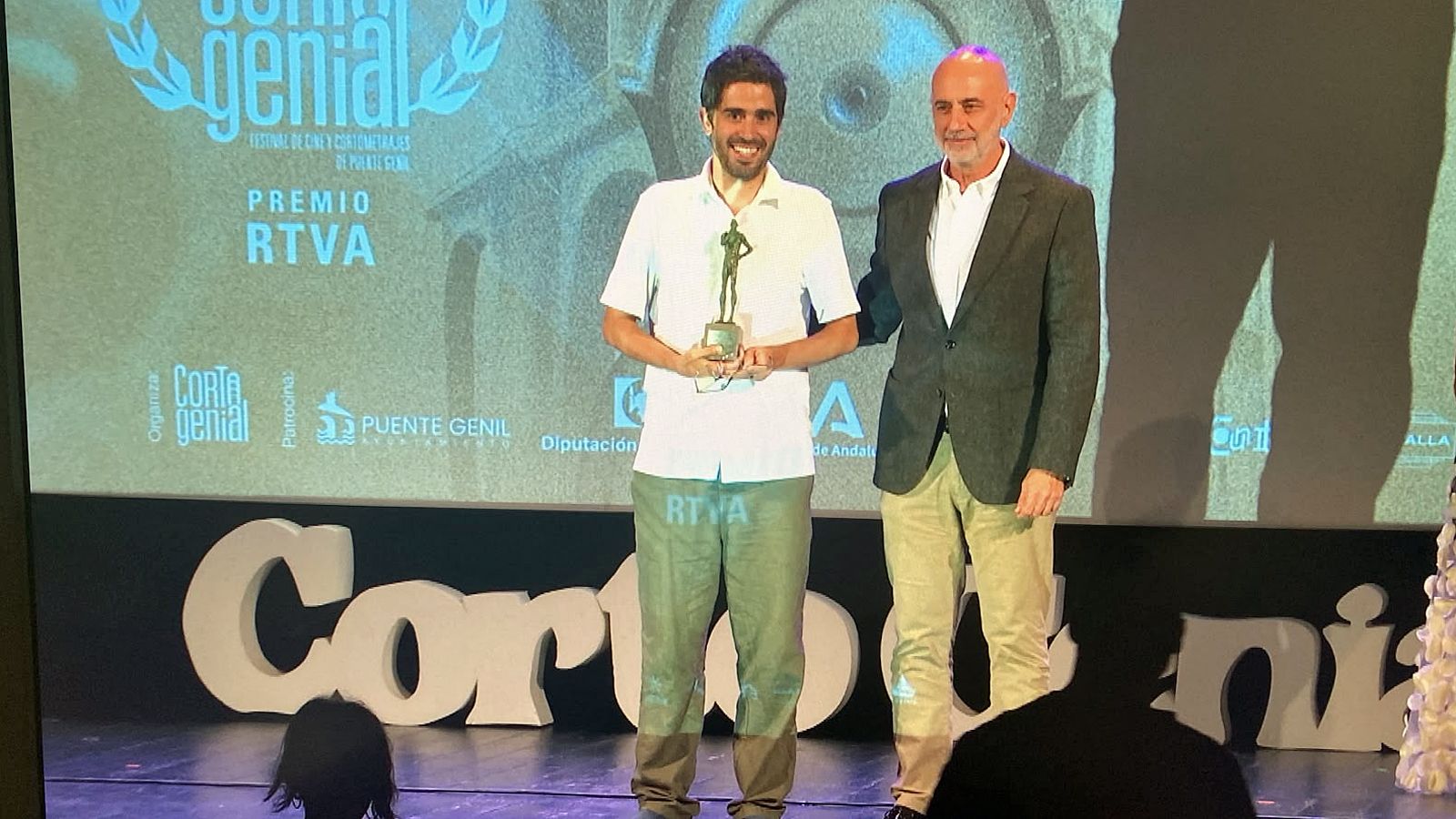 Pedro García Vázquez entrega el Premio a Josecho de Linares, en Puente Genil, por "Ni tan mal"