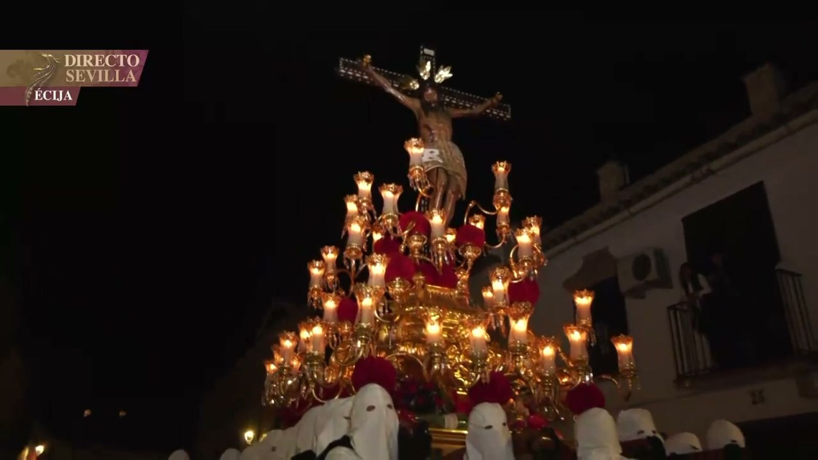 El Cristo de Confalón de Écija y sus auténticos vivas de sus hombres de paso