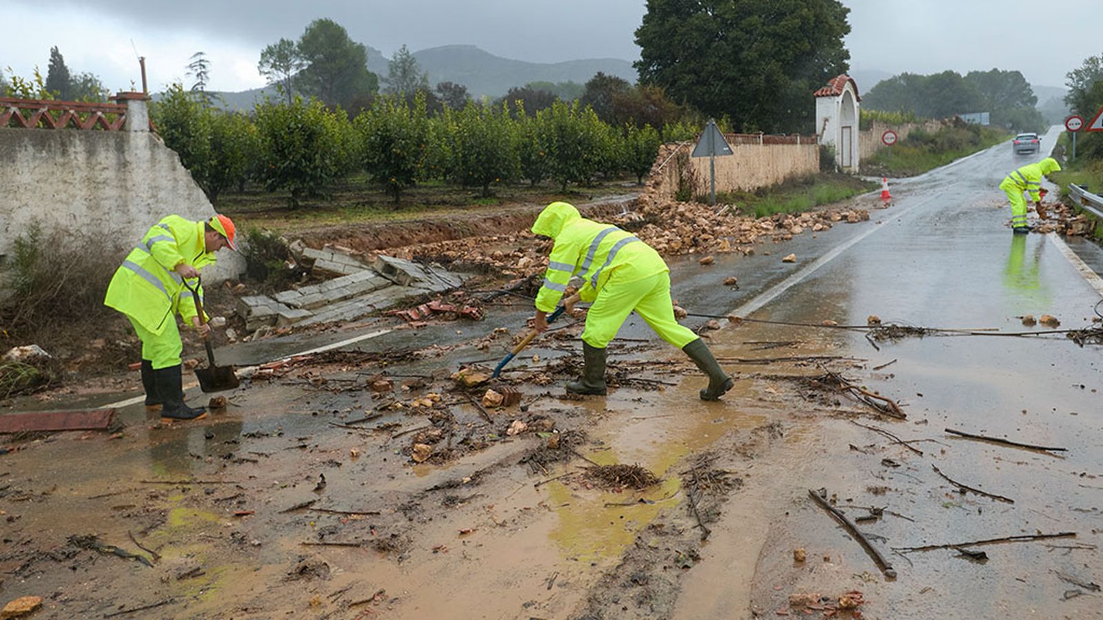 Carretera cortada por la lluvia en Valencia
