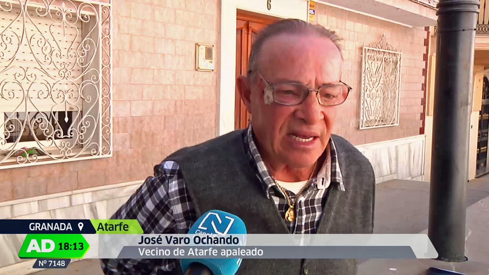 Apalean en Atarfe a un vecino de 64 años con discapacidad