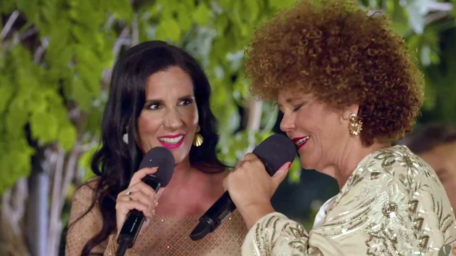 Las hermanas Diana y Encarni Navarro cantan a dúo 'La Fiesta'