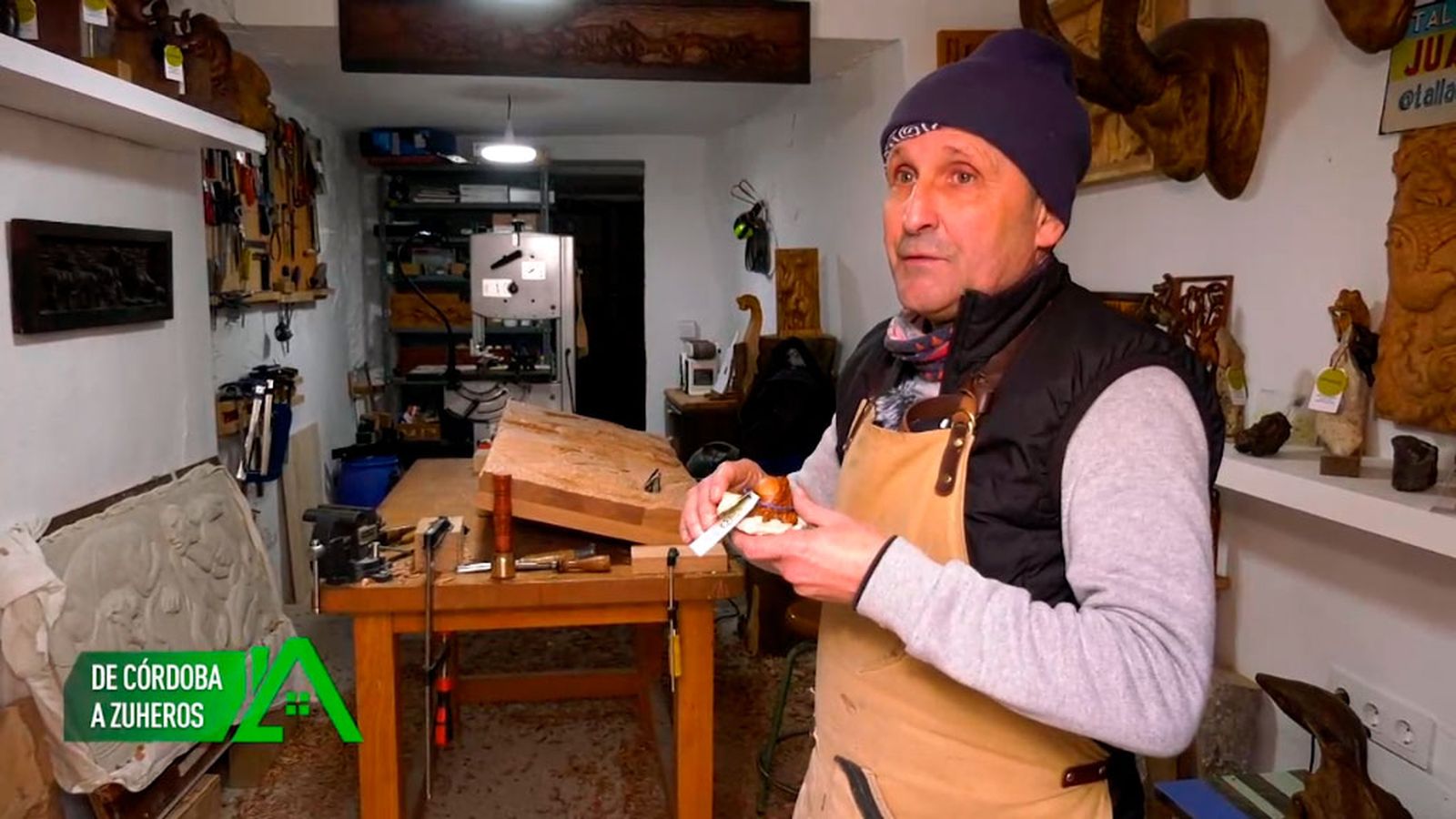 En Zuheros ha montado su taller de artesanía donde crea figuras con maderas naturales