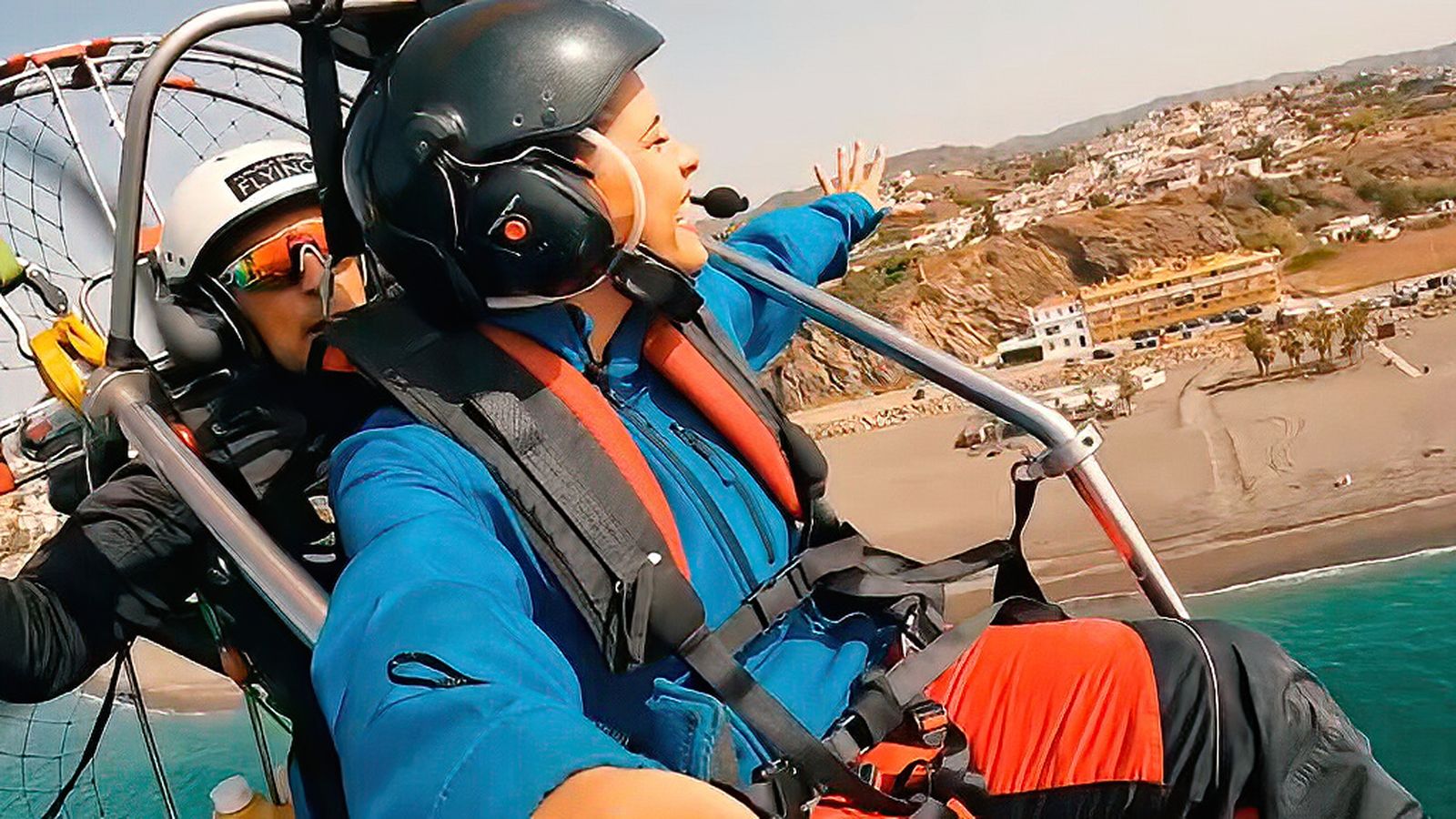 A vista de pájaro desde un parapente por las playas del Rincón de la Victoria